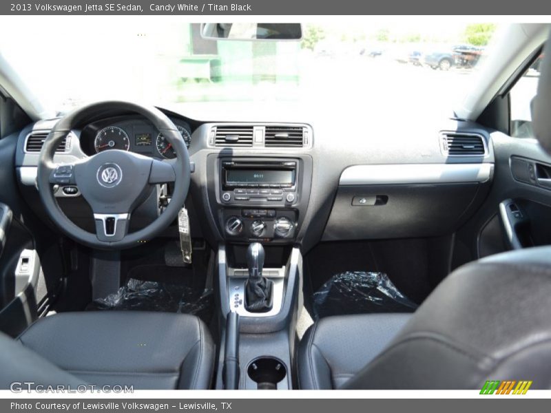 Candy White / Titan Black 2013 Volkswagen Jetta SE Sedan