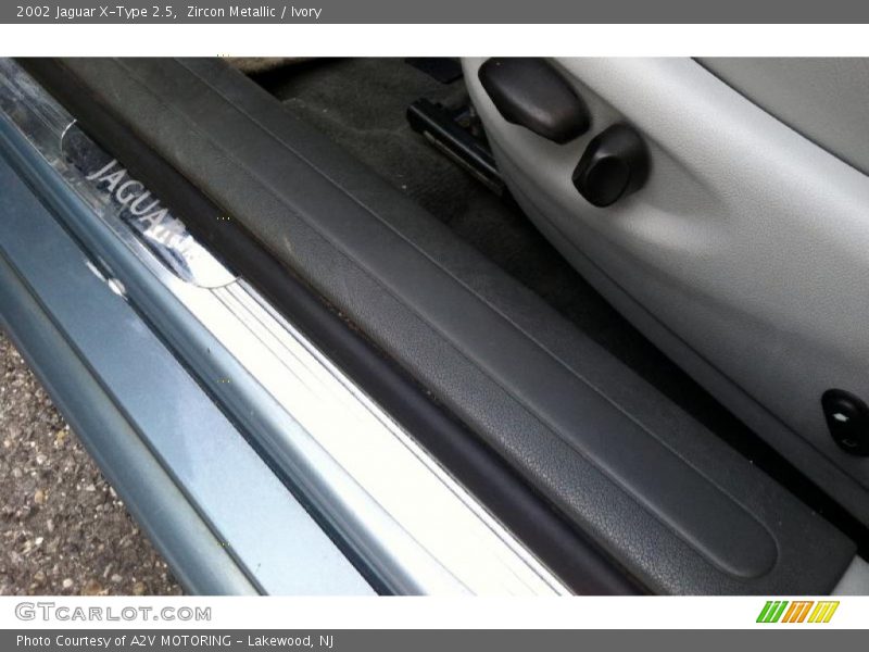 Zircon Metallic / Ivory 2002 Jaguar X-Type 2.5