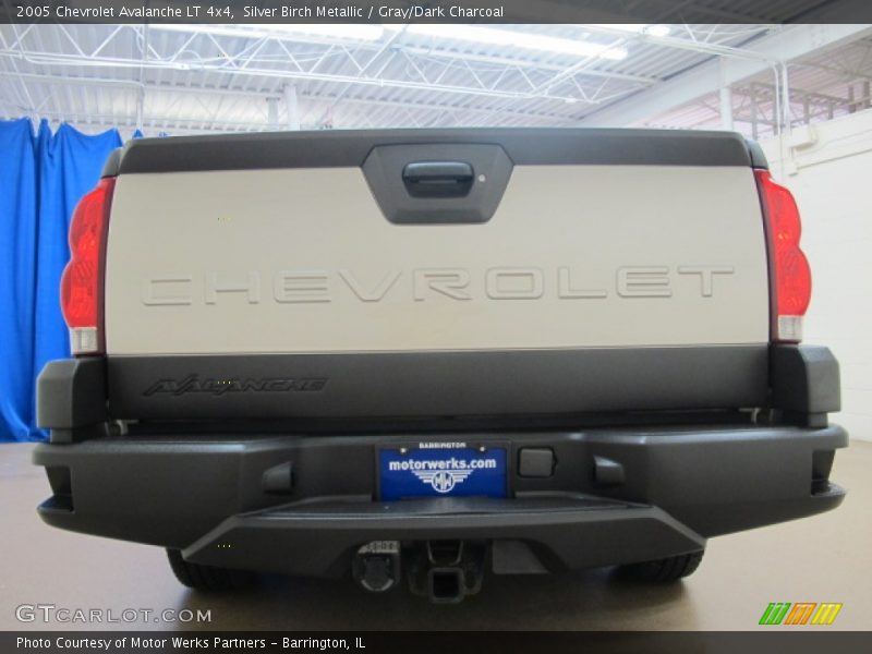 Silver Birch Metallic / Gray/Dark Charcoal 2005 Chevrolet Avalanche LT 4x4