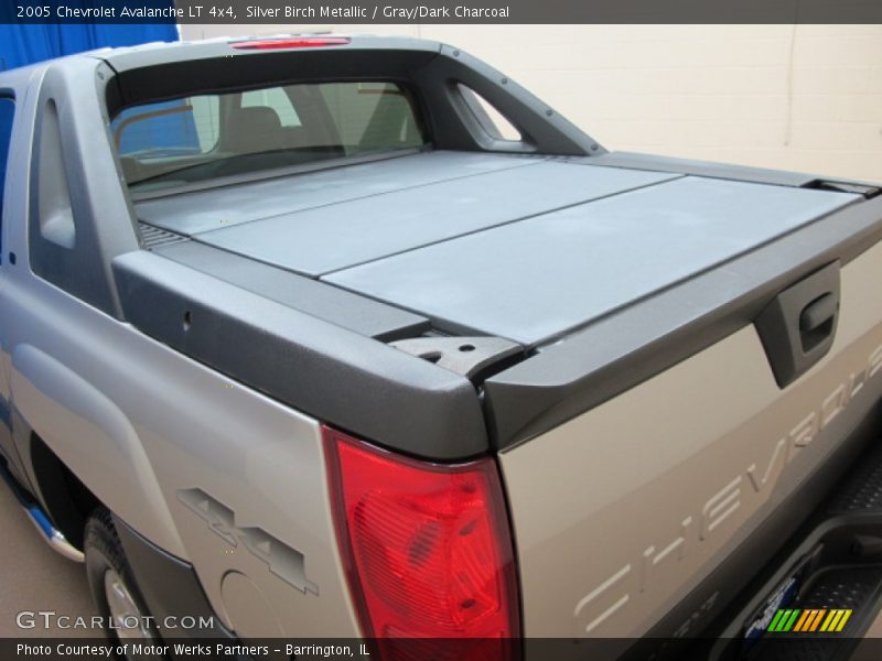 Silver Birch Metallic / Gray/Dark Charcoal 2005 Chevrolet Avalanche LT 4x4