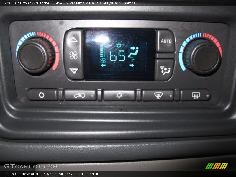 Silver Birch Metallic / Gray/Dark Charcoal 2005 Chevrolet Avalanche LT 4x4