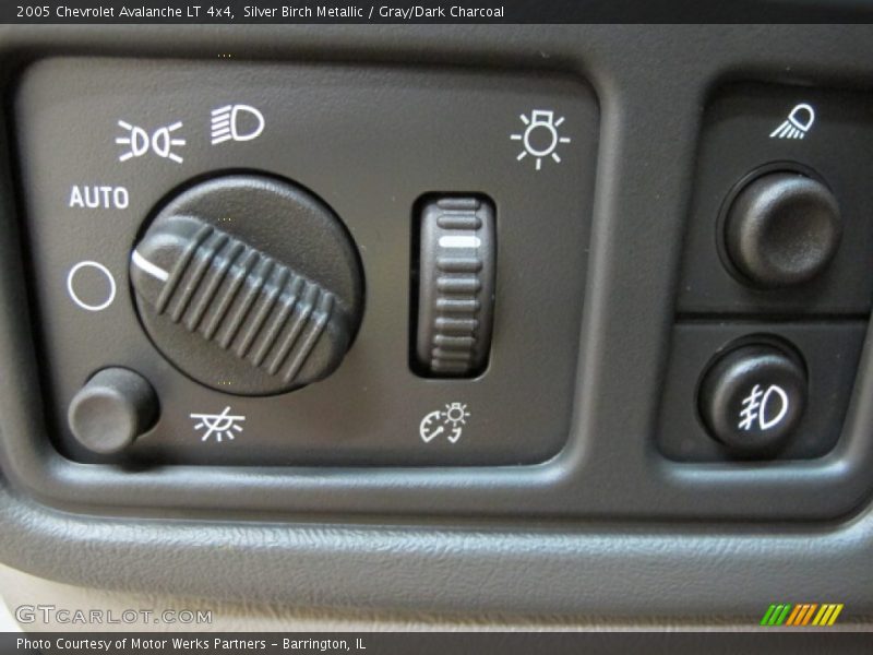 Silver Birch Metallic / Gray/Dark Charcoal 2005 Chevrolet Avalanche LT 4x4