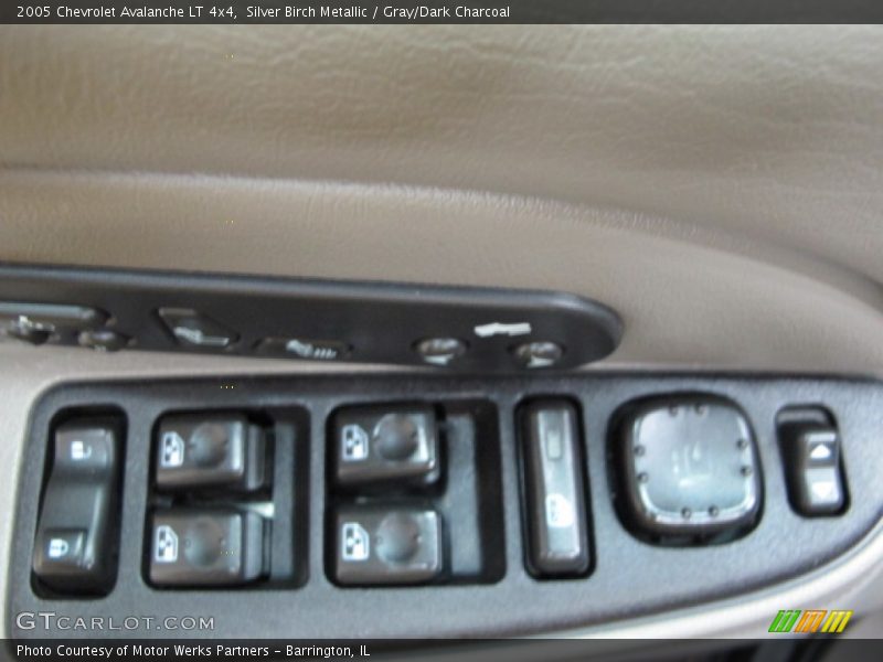 Silver Birch Metallic / Gray/Dark Charcoal 2005 Chevrolet Avalanche LT 4x4