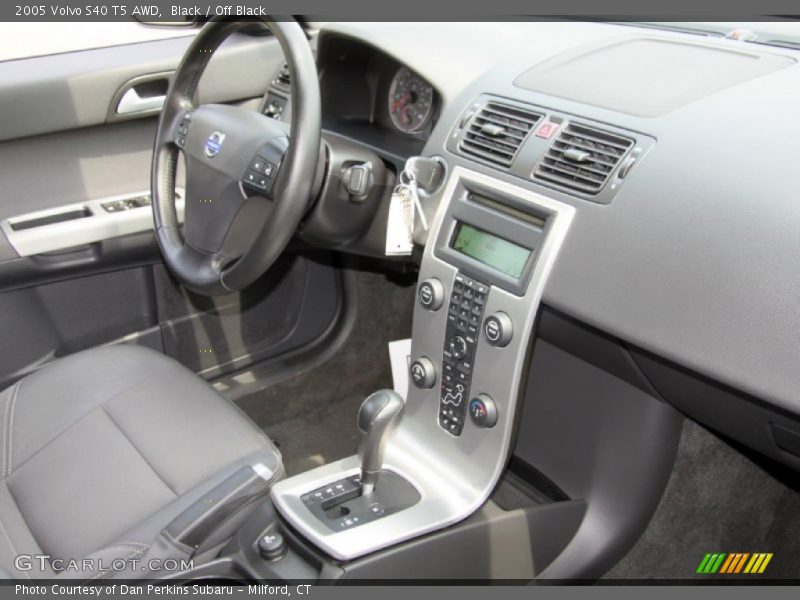 Dashboard of 2005 S40 T5 AWD