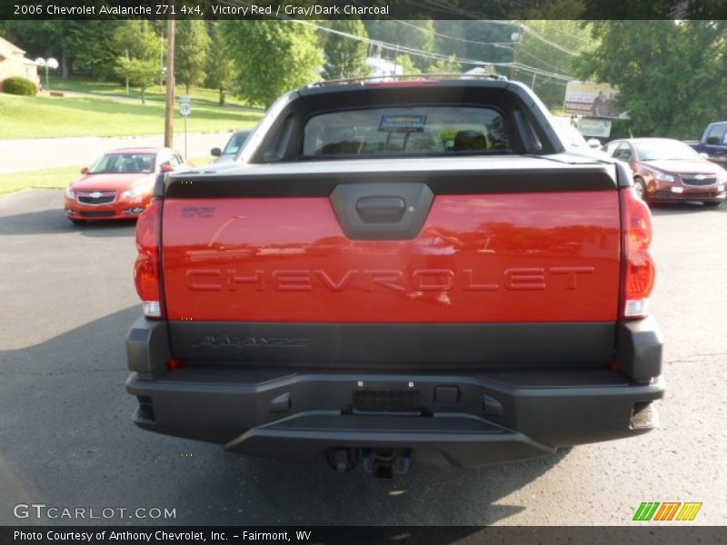 Victory Red / Gray/Dark Charcoal 2006 Chevrolet Avalanche Z71 4x4