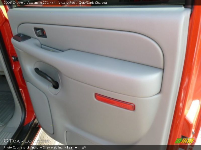Victory Red / Gray/Dark Charcoal 2006 Chevrolet Avalanche Z71 4x4