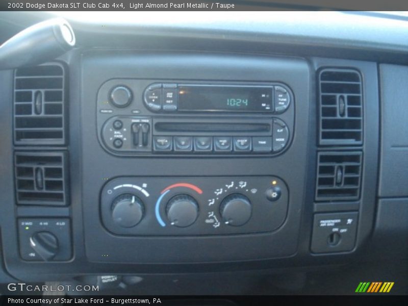 Light Almond Pearl Metallic / Taupe 2002 Dodge Dakota SLT Club Cab 4x4
