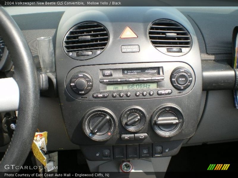 Mellow Yello / Black 2004 Volkswagen New Beetle GLS Convertible