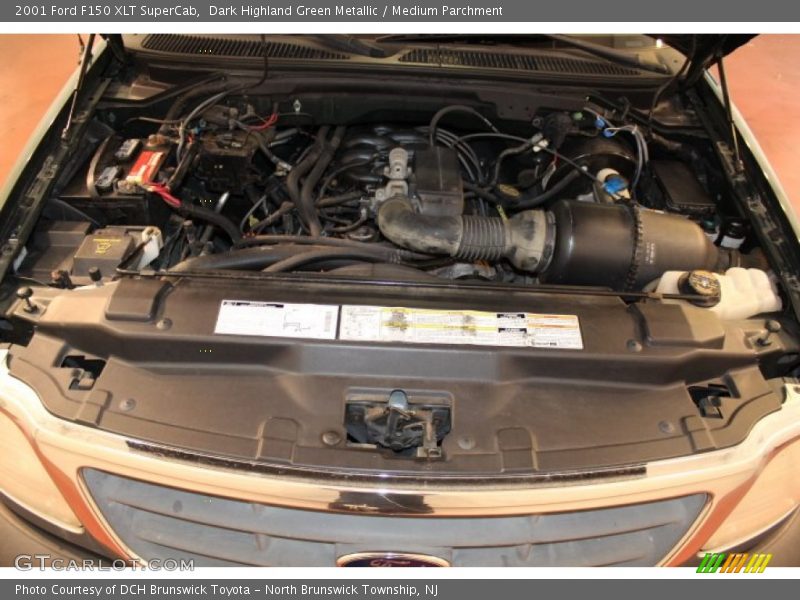 Dark Highland Green Metallic / Medium Parchment 2001 Ford F150 XLT SuperCab