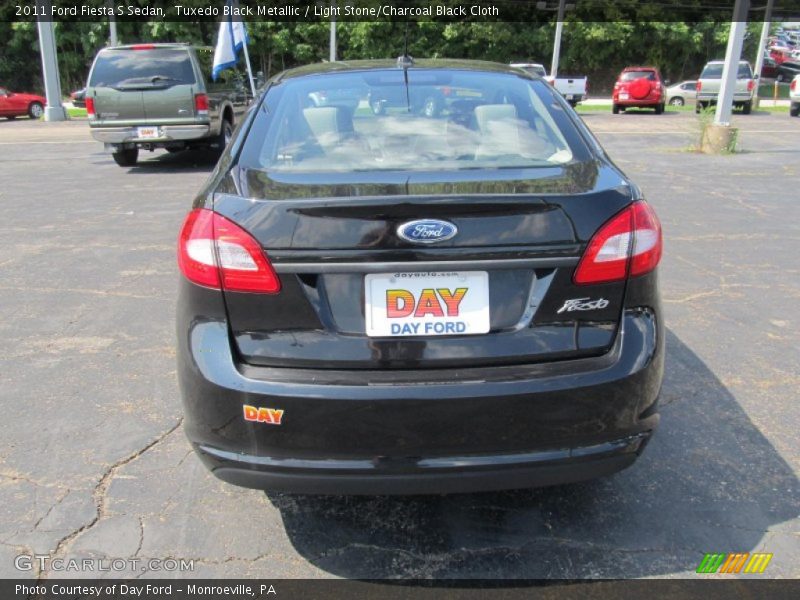 Tuxedo Black Metallic / Light Stone/Charcoal Black Cloth 2011 Ford Fiesta S Sedan