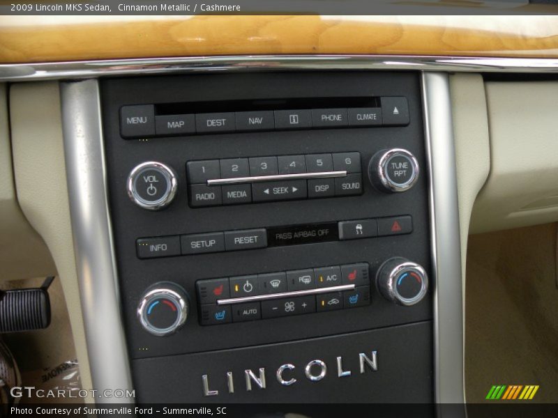 Controls of 2009 MKS Sedan