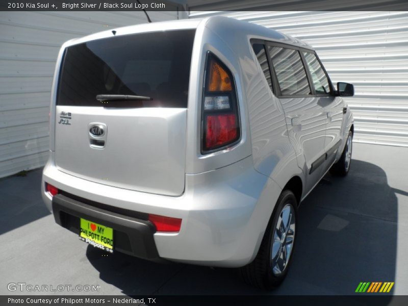 Bright Silver / Black Soul Logo Cloth 2010 Kia Soul +