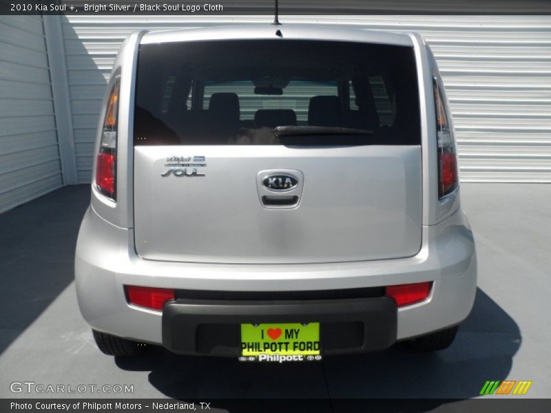 Bright Silver / Black Soul Logo Cloth 2010 Kia Soul +