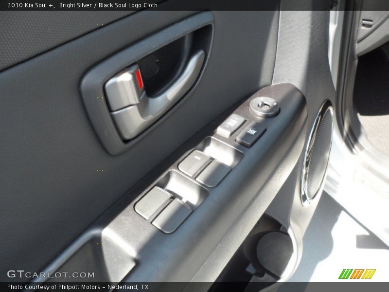 Bright Silver / Black Soul Logo Cloth 2010 Kia Soul +