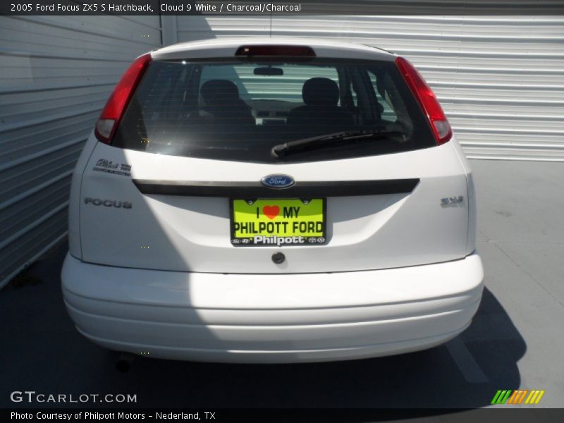 Cloud 9 White / Charcoal/Charcoal 2005 Ford Focus ZX5 S Hatchback