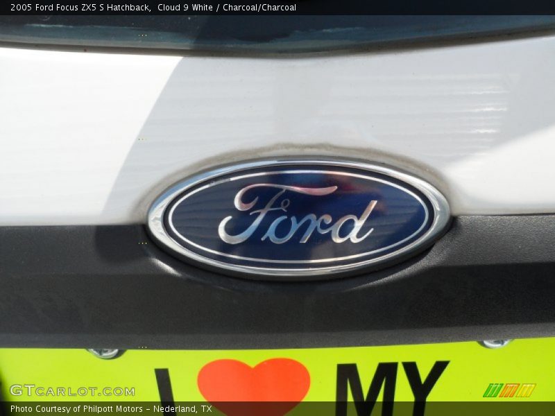Cloud 9 White / Charcoal/Charcoal 2005 Ford Focus ZX5 S Hatchback