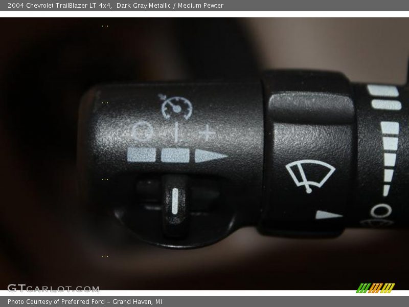 Dark Gray Metallic / Medium Pewter 2004 Chevrolet TrailBlazer LT 4x4