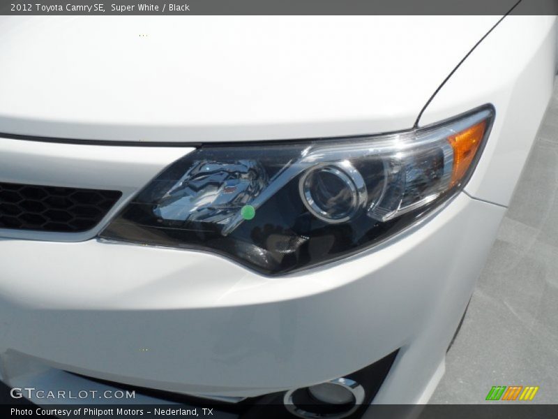 Super White / Black 2012 Toyota Camry SE