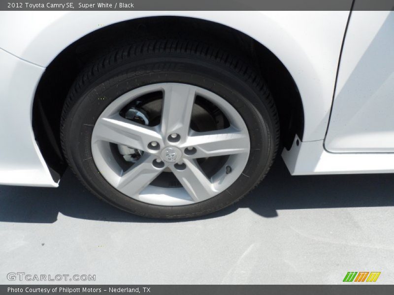 Super White / Black 2012 Toyota Camry SE