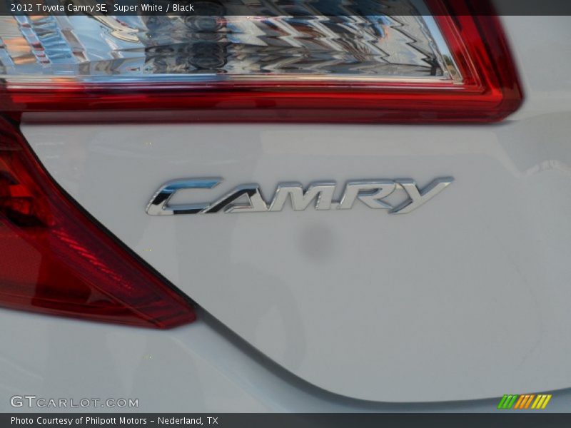 Super White / Black 2012 Toyota Camry SE