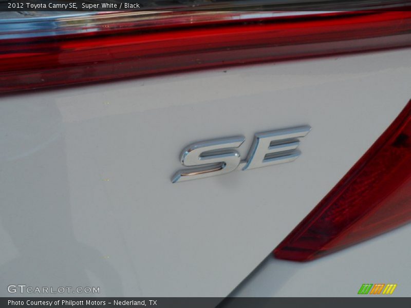 Super White / Black 2012 Toyota Camry SE