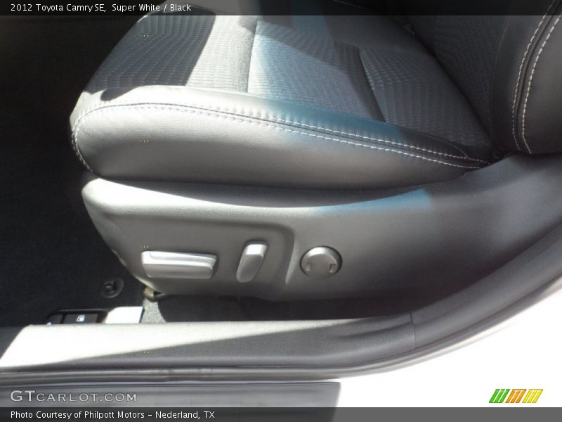 Super White / Black 2012 Toyota Camry SE