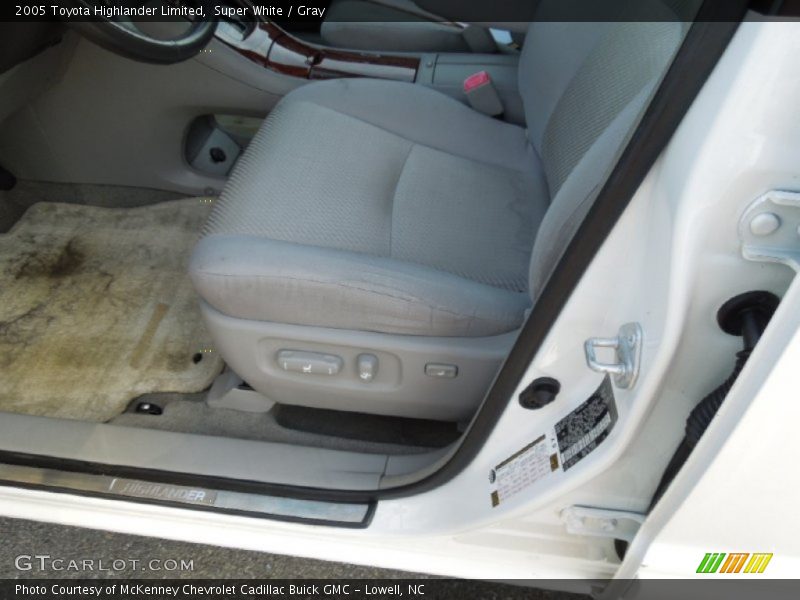 Super White / Gray 2005 Toyota Highlander Limited
