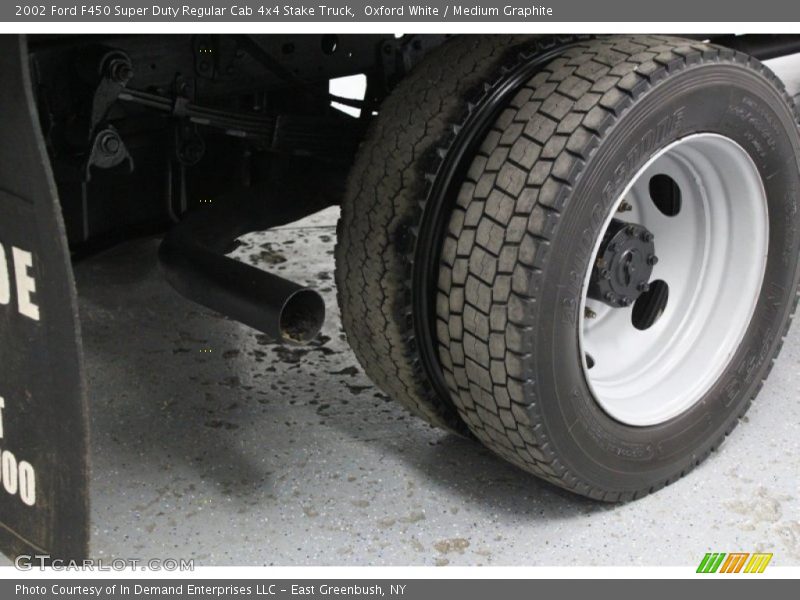 Oxford White / Medium Graphite 2002 Ford F450 Super Duty Regular Cab 4x4 Stake Truck