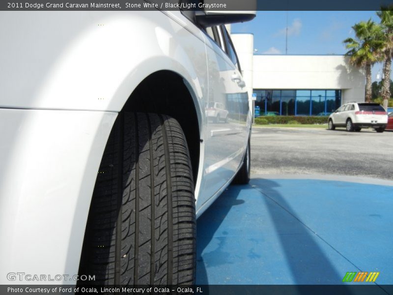 Stone White / Black/Light Graystone 2011 Dodge Grand Caravan Mainstreet