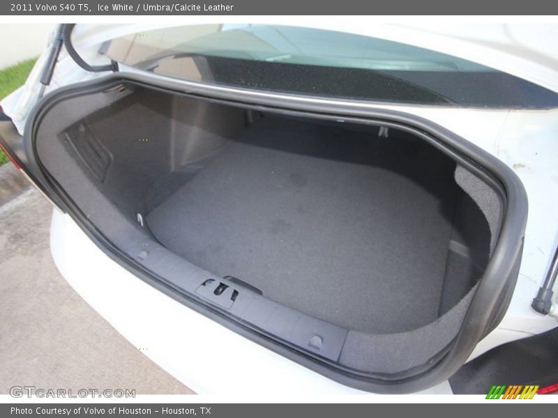 Ice White / Umbra/Calcite Leather 2011 Volvo S40 T5