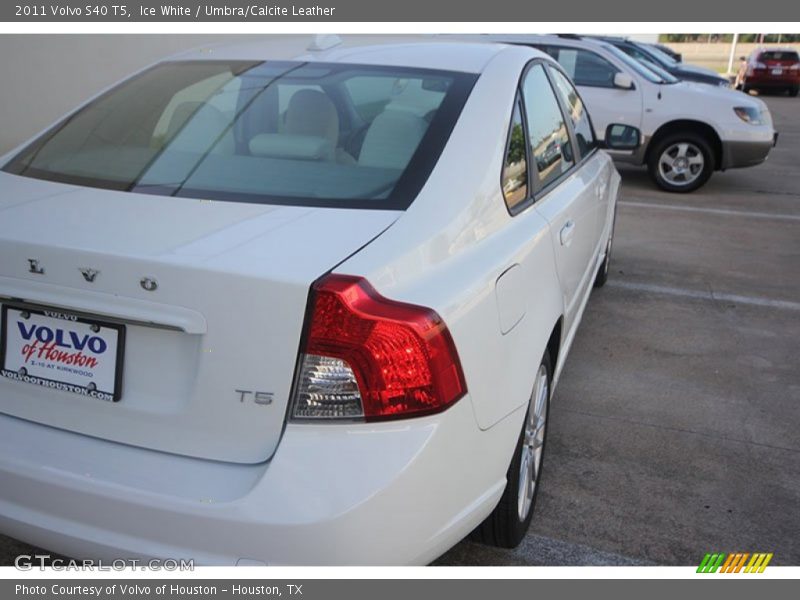 Ice White / Umbra/Calcite Leather 2011 Volvo S40 T5