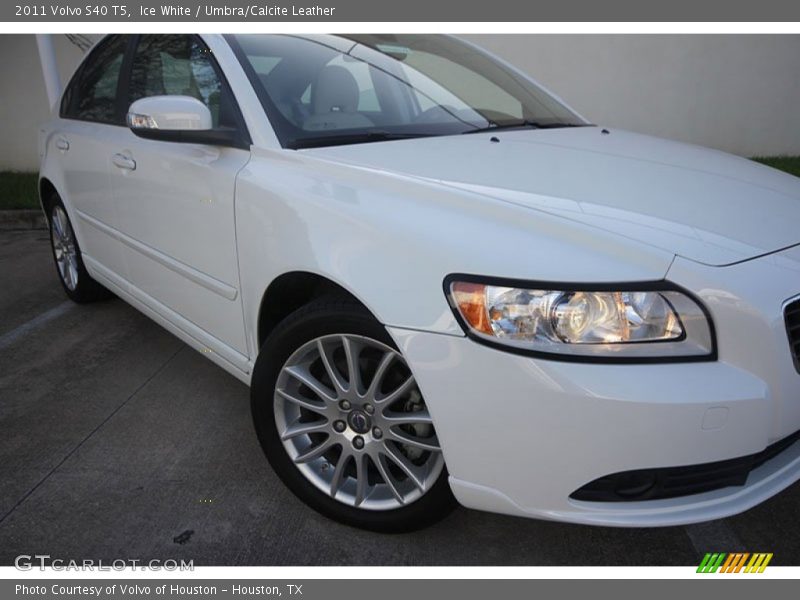Ice White / Umbra/Calcite Leather 2011 Volvo S40 T5