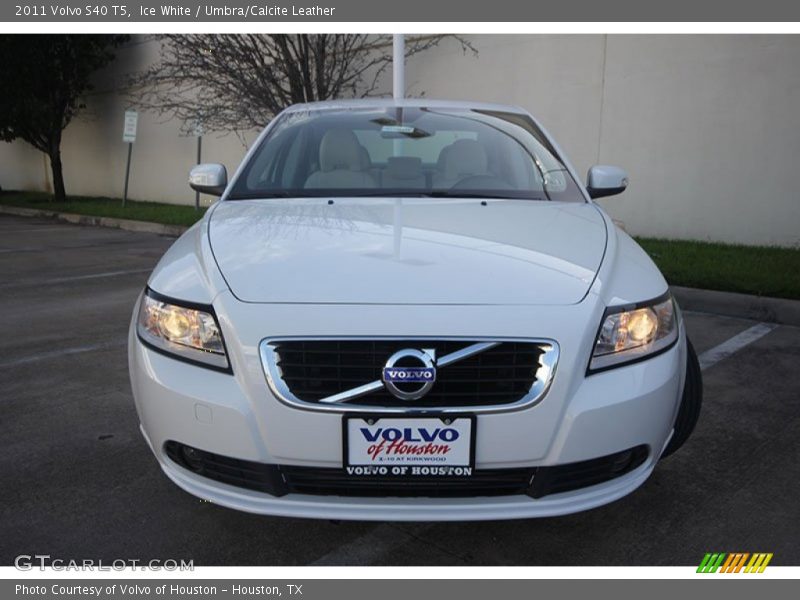 Ice White / Umbra/Calcite Leather 2011 Volvo S40 T5