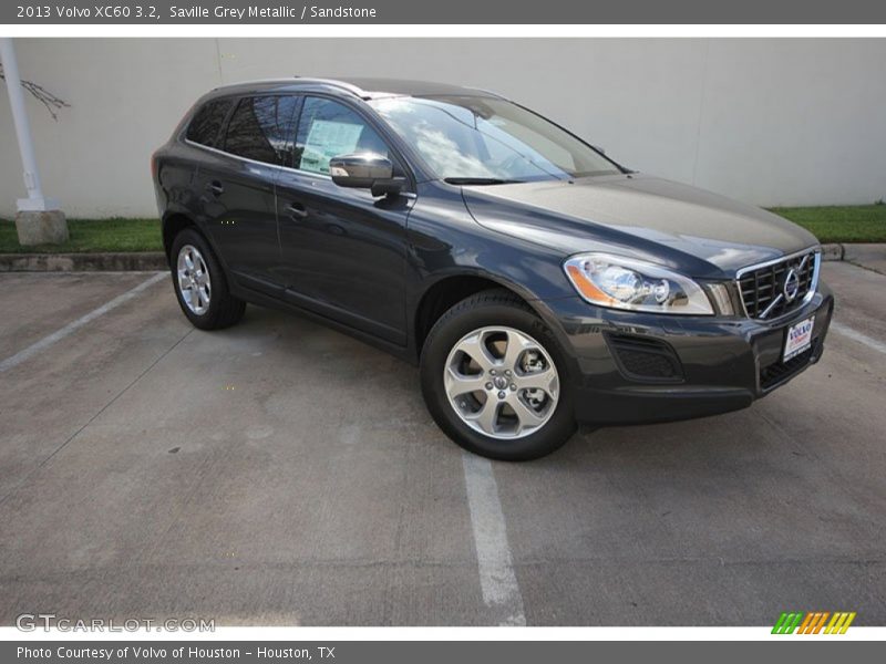 Front 3/4 View of 2013 XC60 3.2