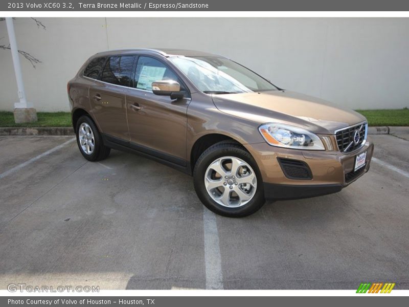 Front 3/4 View of 2013 XC60 3.2