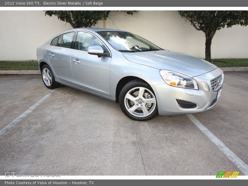 Front 3/4 View of 2013 S60 T5