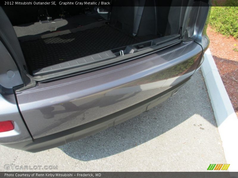 Graphite Gray Metallic / Black 2012 Mitsubishi Outlander SE
