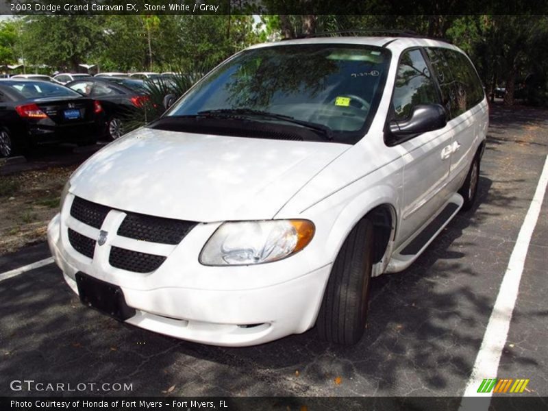 Front 3/4 View of 2003 Grand Caravan EX