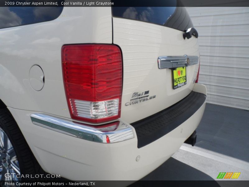 Cool Vanilla / Light Graystone 2009 Chrysler Aspen Limited