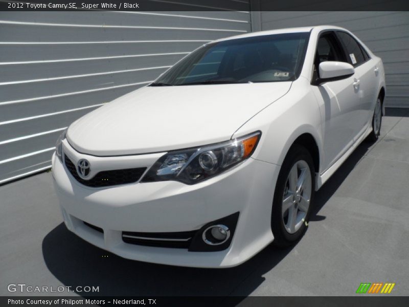 Super White / Black 2012 Toyota Camry SE