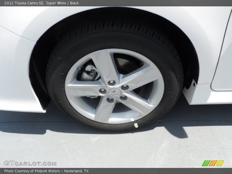 Super White / Black 2012 Toyota Camry SE