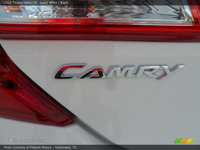 Super White / Black 2012 Toyota Camry SE