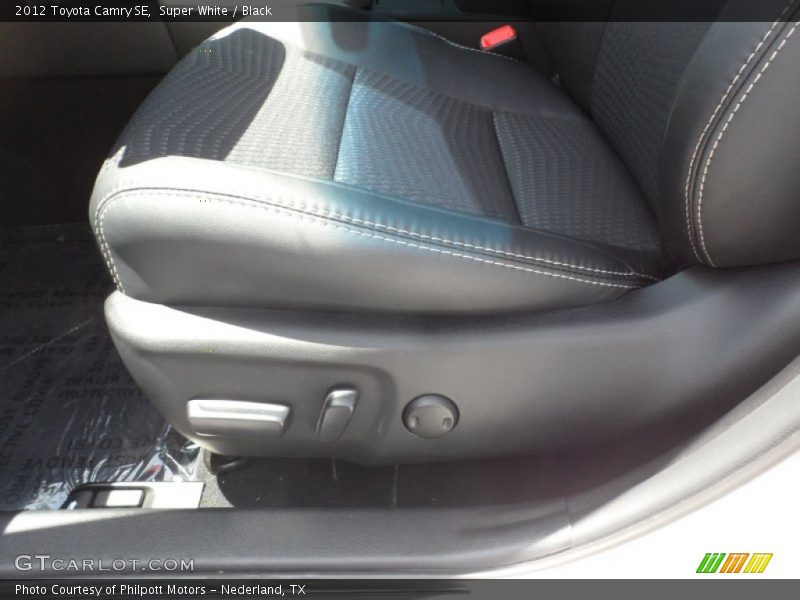 Super White / Black 2012 Toyota Camry SE
