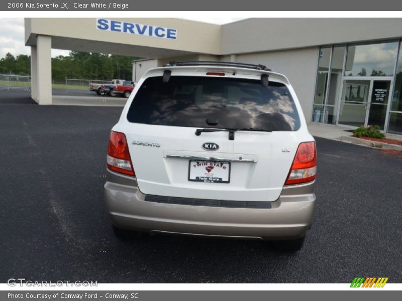 Clear White / Beige 2006 Kia Sorento LX