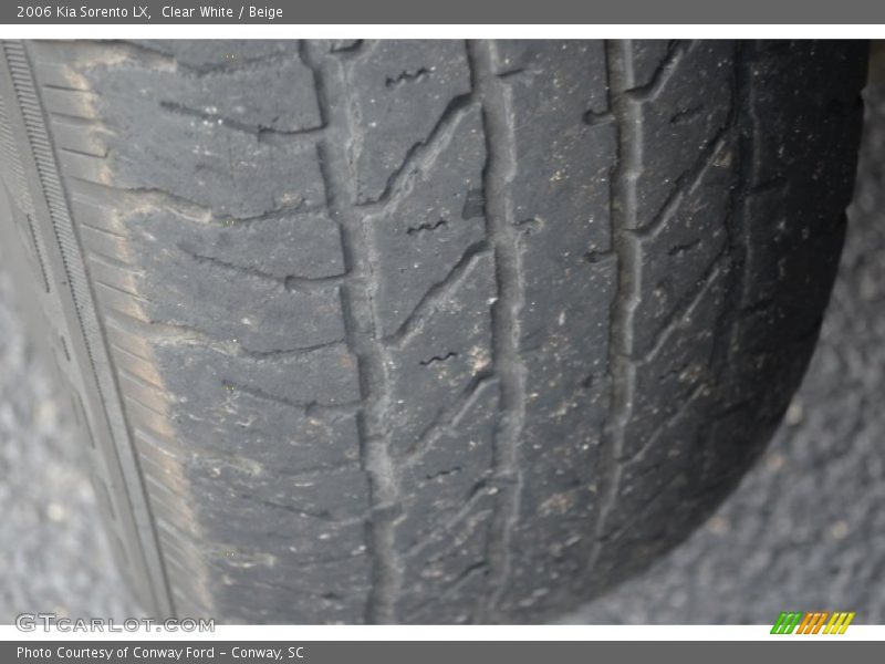 Clear White / Beige 2006 Kia Sorento LX