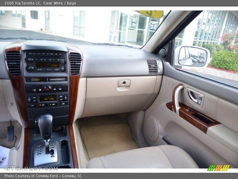 Clear White / Beige 2006 Kia Sorento LX
