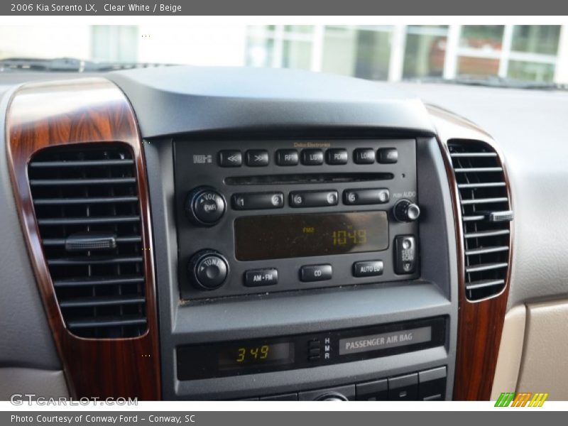 Clear White / Beige 2006 Kia Sorento LX