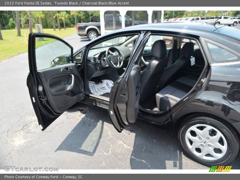 Tuxedo Black / Charcoal Black/Blue Accent 2013 Ford Fiesta SE Sedan