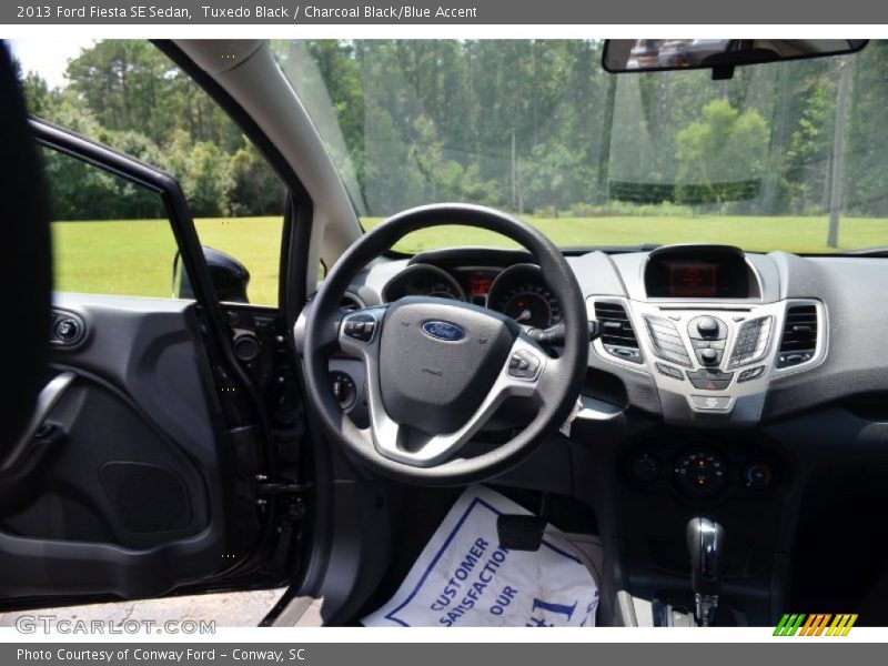 Tuxedo Black / Charcoal Black/Blue Accent 2013 Ford Fiesta SE Sedan
