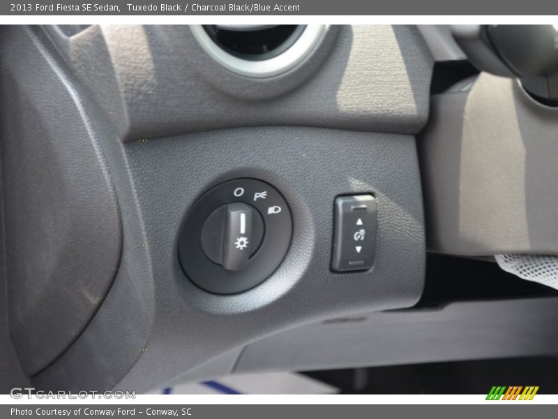 Tuxedo Black / Charcoal Black/Blue Accent 2013 Ford Fiesta SE Sedan